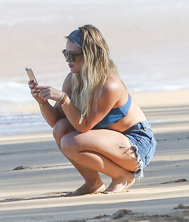 Hilary Duff feet photo thumbnail