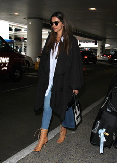 Deepika Padukone feet photo thumbnail