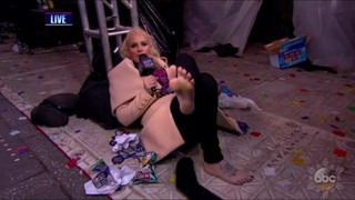 Jenny McCarthy-Wahlberg feet photo thumbnail