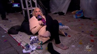 Jenny McCarthy-Wahlberg feet photo thumbnail