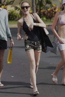 Lindsay Lohan feet photo thumbnail