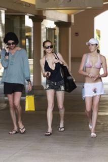 Lindsay Lohan feet photo thumbnail