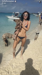 Bella Thorne feet photo thumbnail
