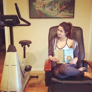Laura Marano feet photo thumbnail
