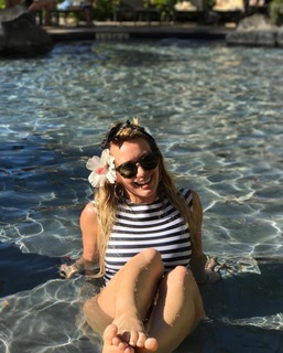 Hilary Duff feet photo thumbnail
