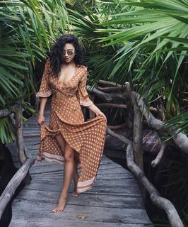 Shay Mitchell feet photo thumbnail