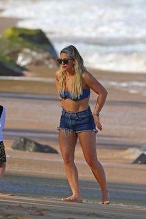Hilary Duff feet photo thumbnail