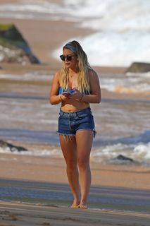 Hilary Duff feet photo thumbnail