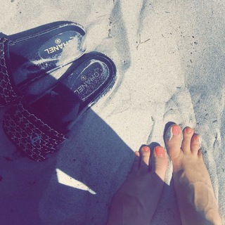 Kylie Jenner feet photo thumbnail