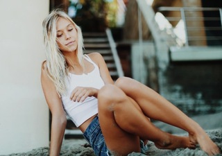 Alexis Ren feet photo thumbnail