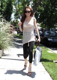 Lindsay Lohan feet photo thumbnail