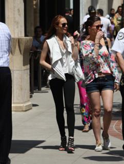Lindsay Lohan feet photo thumbnail