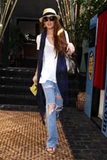 Lindsay Lohan feet photo thumbnail