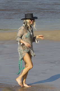 Fergie feet photo thumbnail