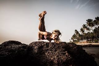 Kino MacGregor feet photo thumbnail