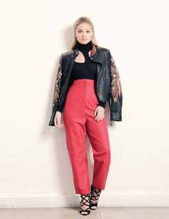 Olivia Holt feet photo thumbnail