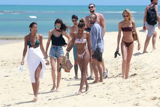 Lais Ribeiro feet photo thumbnail