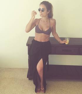 Jessie James Decker feet photo thumbnail