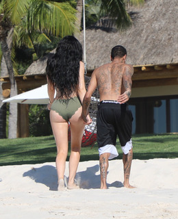 Kylie Jenner feet photo thumbnail