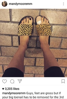 Mandy Moore feet photo thumbnail