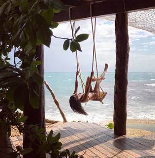 Shay Mitchell feet photo thumbnail