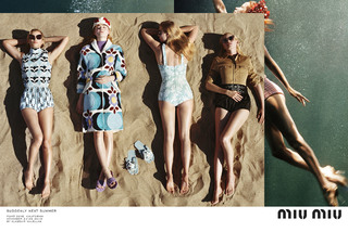 Elle Fanning feet photo thumbnail