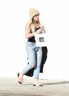 Hilary Duff feet photo thumbnail