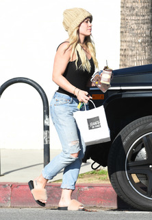 Hilary Duff feet photo thumbnail
