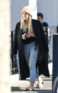Hilary Duff feet photo thumbnail