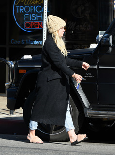 Hilary Duff feet photo thumbnail