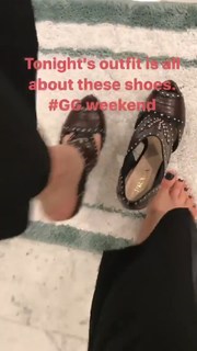 Elizabeth Banks feet photo thumbnail