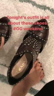 Elizabeth Banks feet photo thumbnail