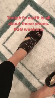 Elizabeth Banks feet photo thumbnail