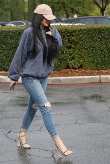 Kylie Jenner feet photo thumbnail