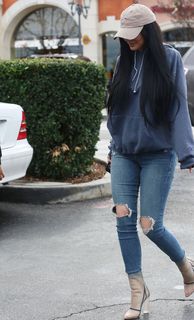 Kylie Jenner feet photo thumbnail