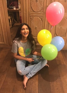 Sonam Kapoor feet photo thumbnail