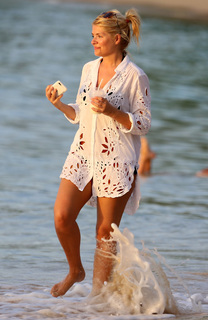 Holly Willoughby feet photo thumbnail