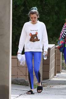 Bella Thorne feet photo thumbnail