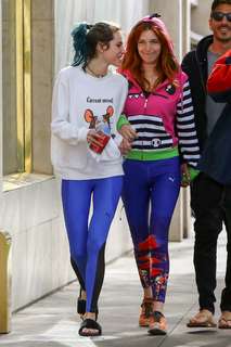 Bella Thorne feet photo thumbnail
