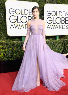 Hailee Steinfeld feet photo thumbnail