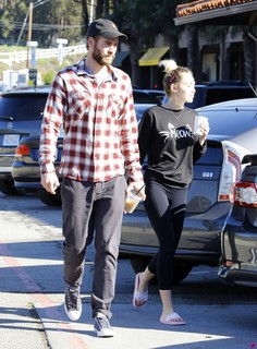 Miley Cyrus feet photo thumbnail