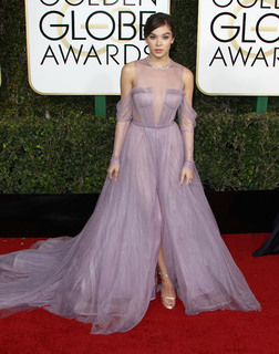 Hailee Steinfeld feet photo thumbnail
