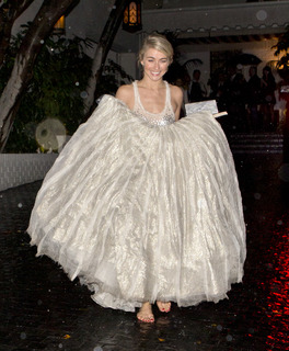 Julianne Hough feet photo thumbnail