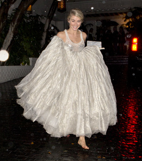 Julianne Hough feet photo thumbnail