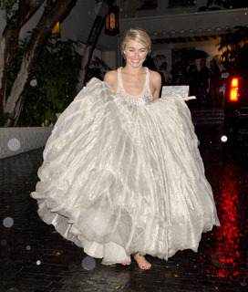 Julianne Hough feet photo thumbnail