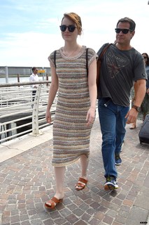 Emma Stone feet photo thumbnail