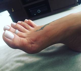 Karin Klemp feet photo thumbnail