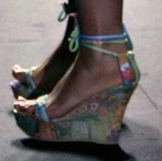 Elena Santarelli feet photo thumbnail