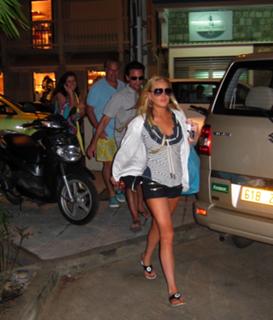 Lindsay Lohan feet photo thumbnail
