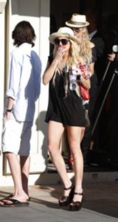Lindsay Lohan feet photo thumbnail
